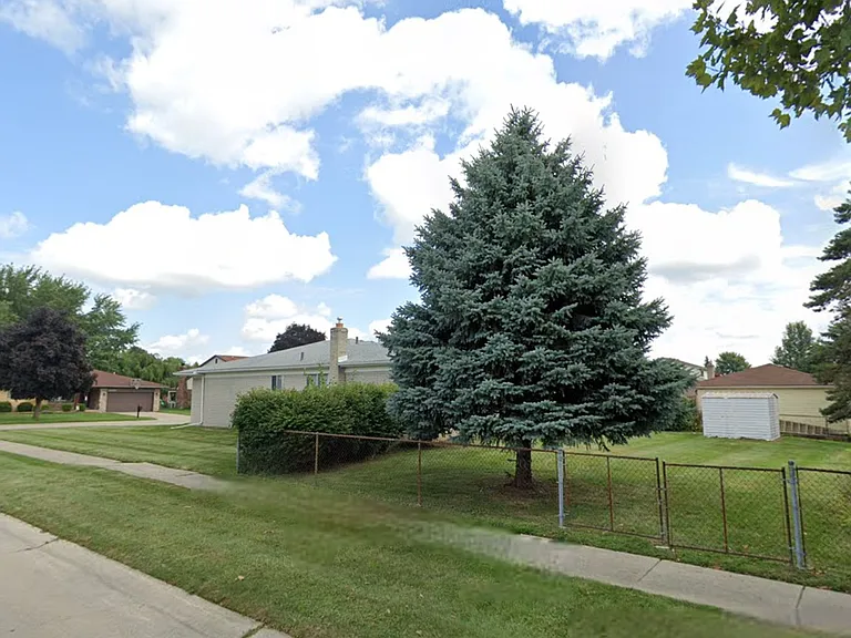 19506 Lloyd St — Photo 14