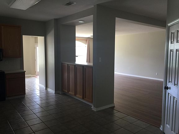 4th image of 3056 Meadow Lake Dr E