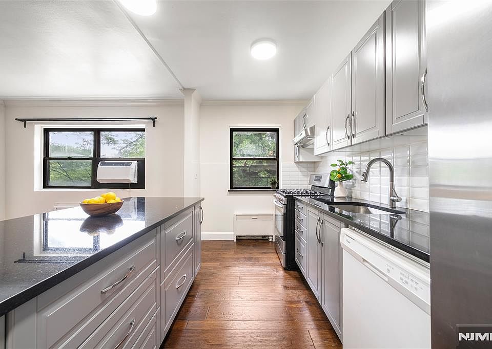 1st image of 410 Park Pl APT 4B