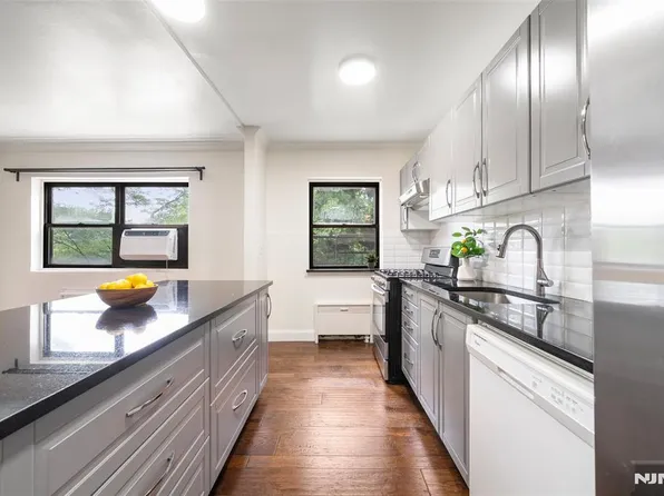 410 Park Pl APT 4B, Fort Lee, NJ 07024