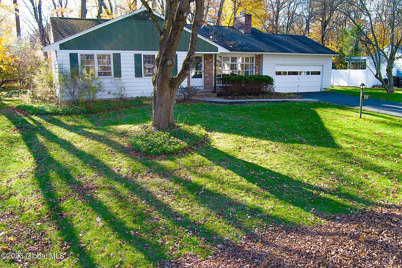 3rd image of 66 Paxwood Road