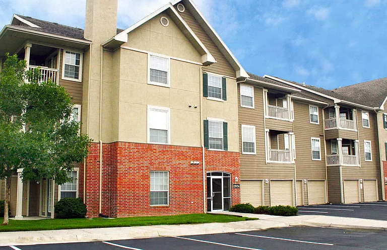 Breckenridge Apartments — Photo 11