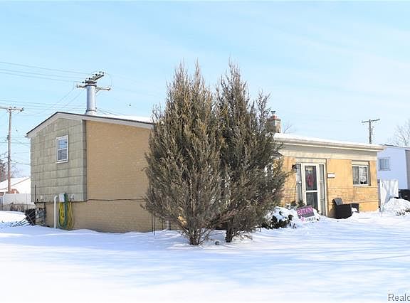 2nd image of 32234 Sandra Ln
