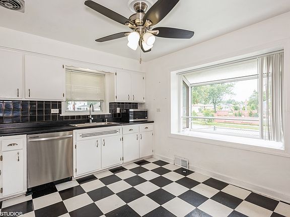 5th image of 202 N Biermann Ave