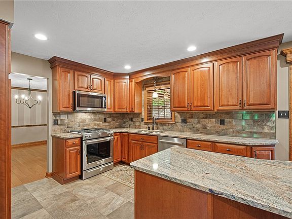 5th image of 2535 Morton Rd