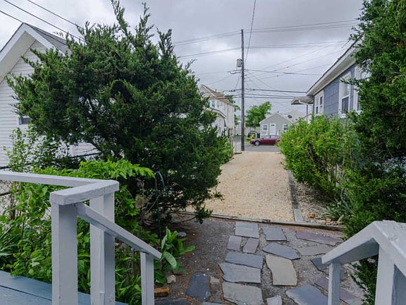 5th image of 250 Sherman Ave
