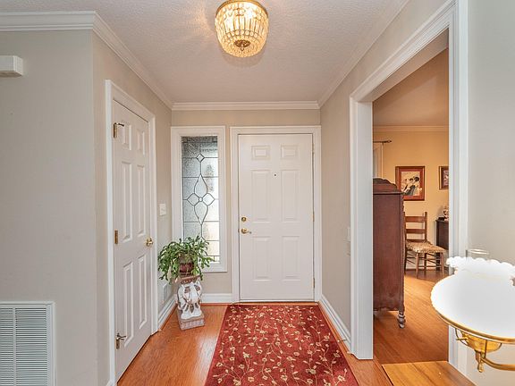 4th image of 7 Perth Ct N