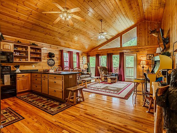 5th image of 1624 Pinewood Way