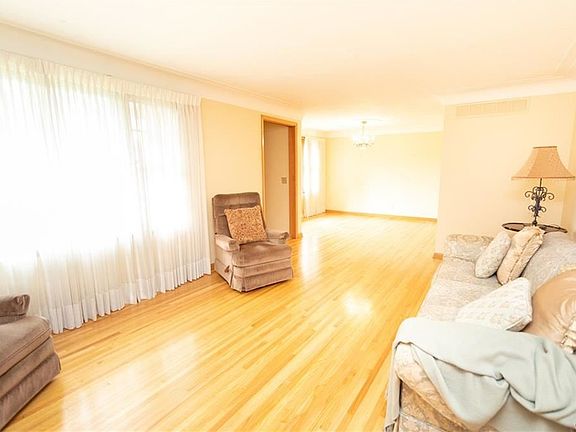5th image of 469 Darwin Dr
