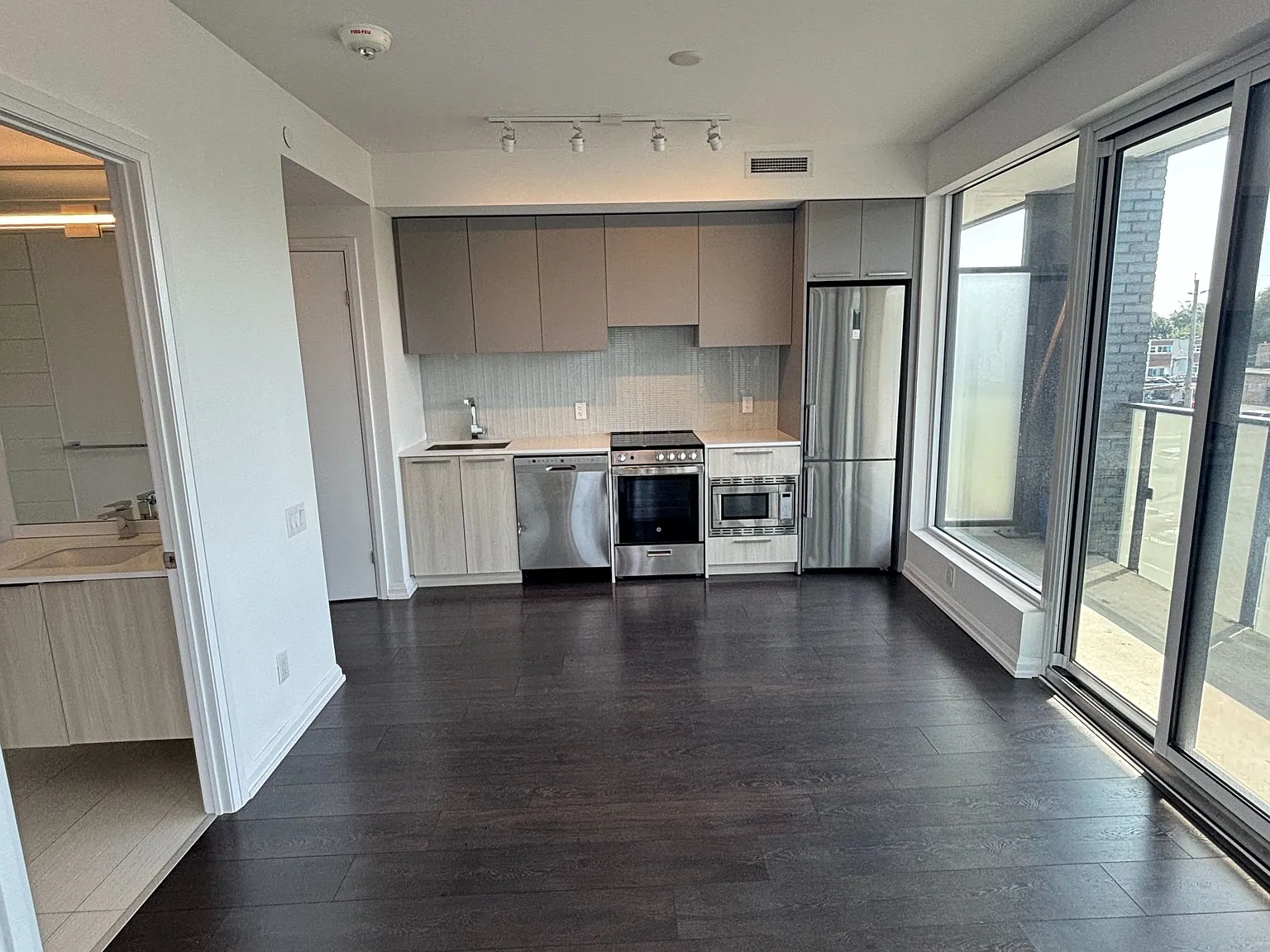 4208 Dundas St W — Photo 3
