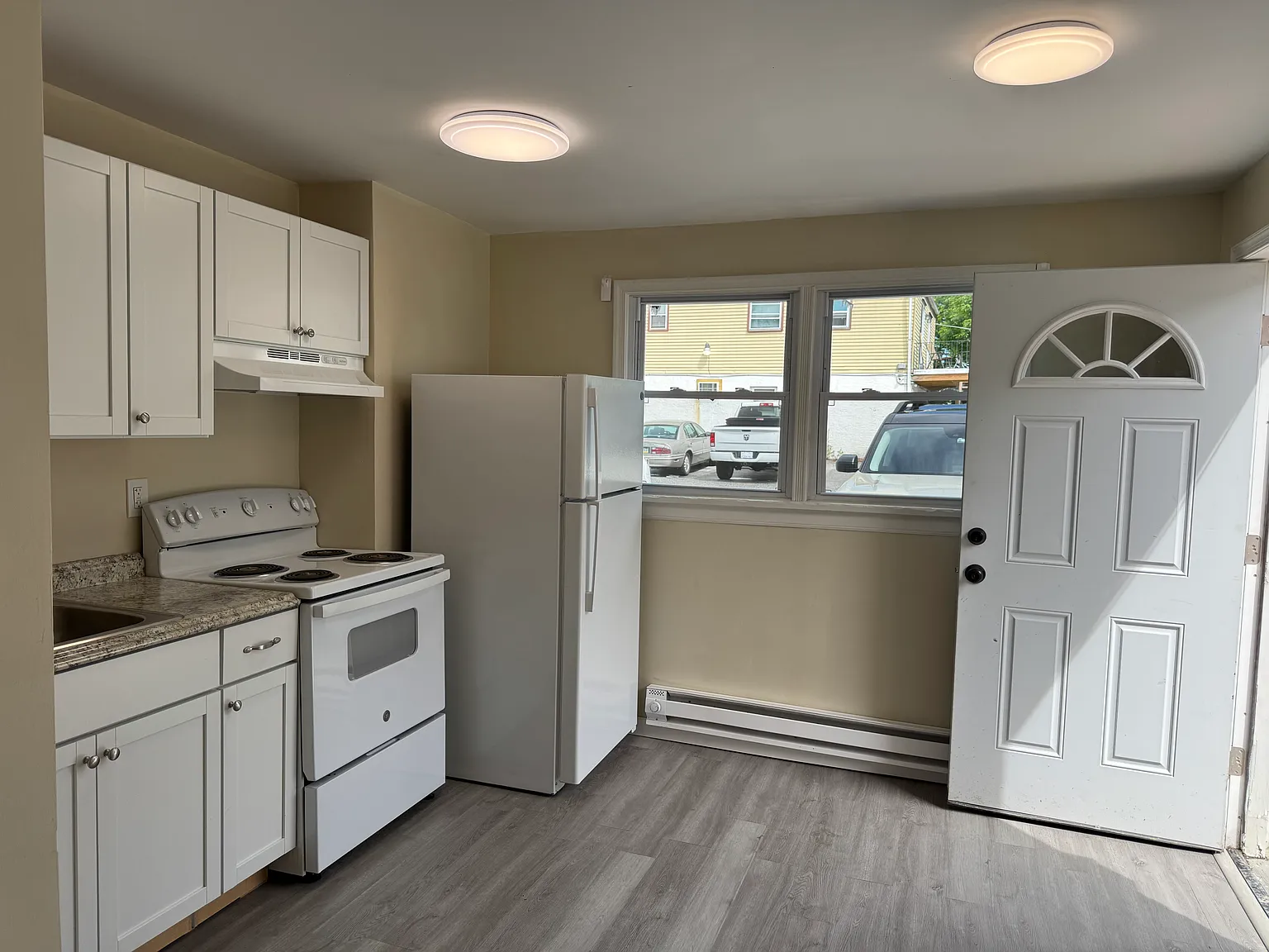 Studio, $825 — Photo 4