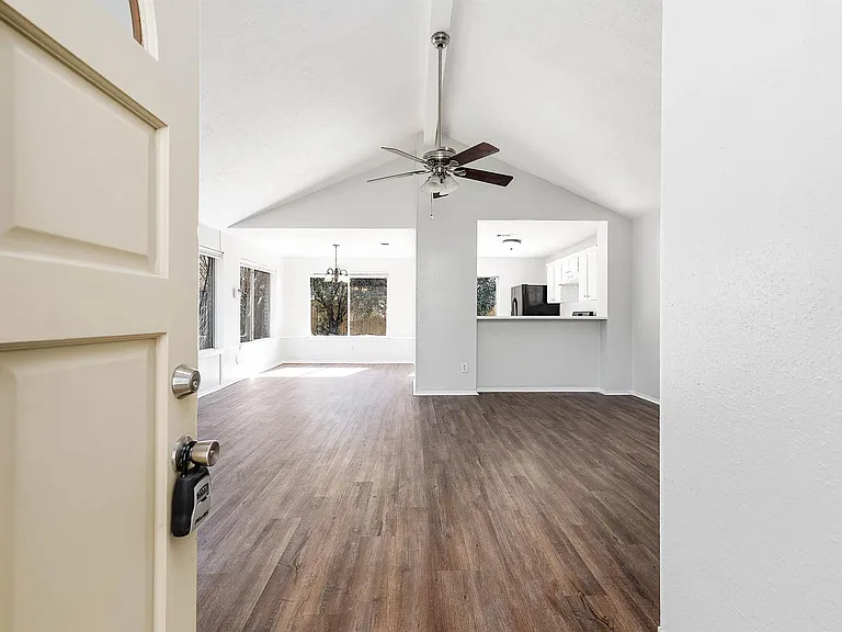 3423 Nutwood Ln — Photo 4