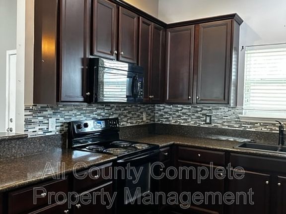 5th image of 3221 Deer Creek Dr