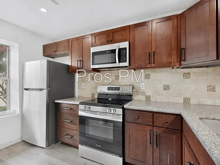 734 W Collins St — Photo 9