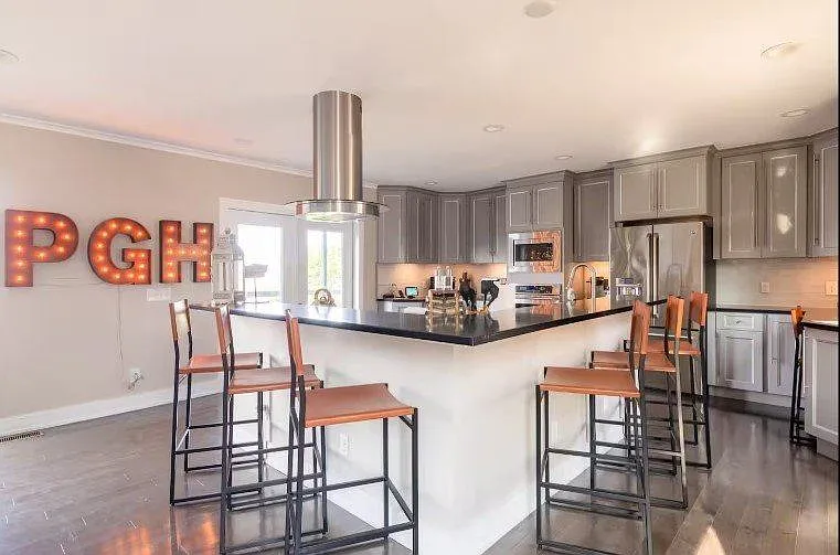 3 bed, 2.5 bath, $6,500 — Photo 3