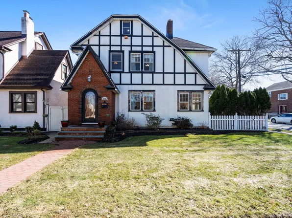 373 1st Street, Mineola, NY 11501