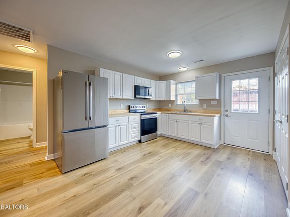 4th image of 104 E Maire Ave