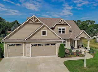 1264 Winterberry Rd, Oconomowoc, WI 53066