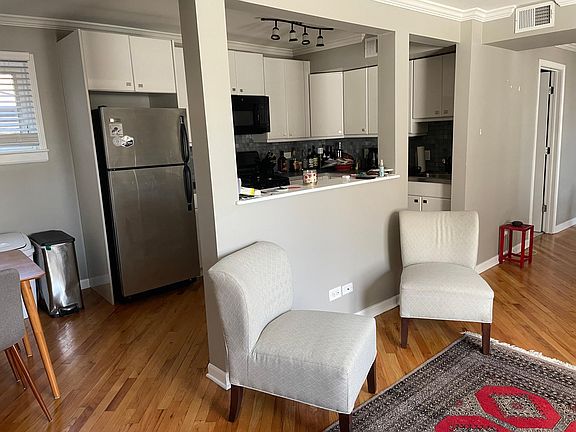 3rd image of 1920 W Dickens Ave #2