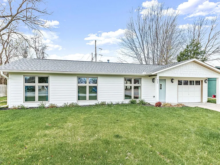 906 SE G St — Photo 4