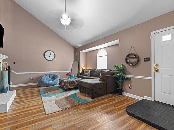 4th image of 3906 Glencoe Dr
