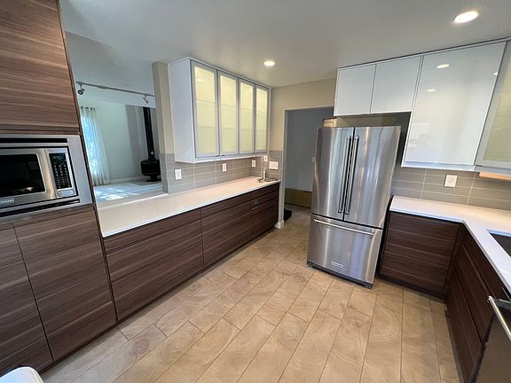 3rd image of 202 Montebello Ave APT 13