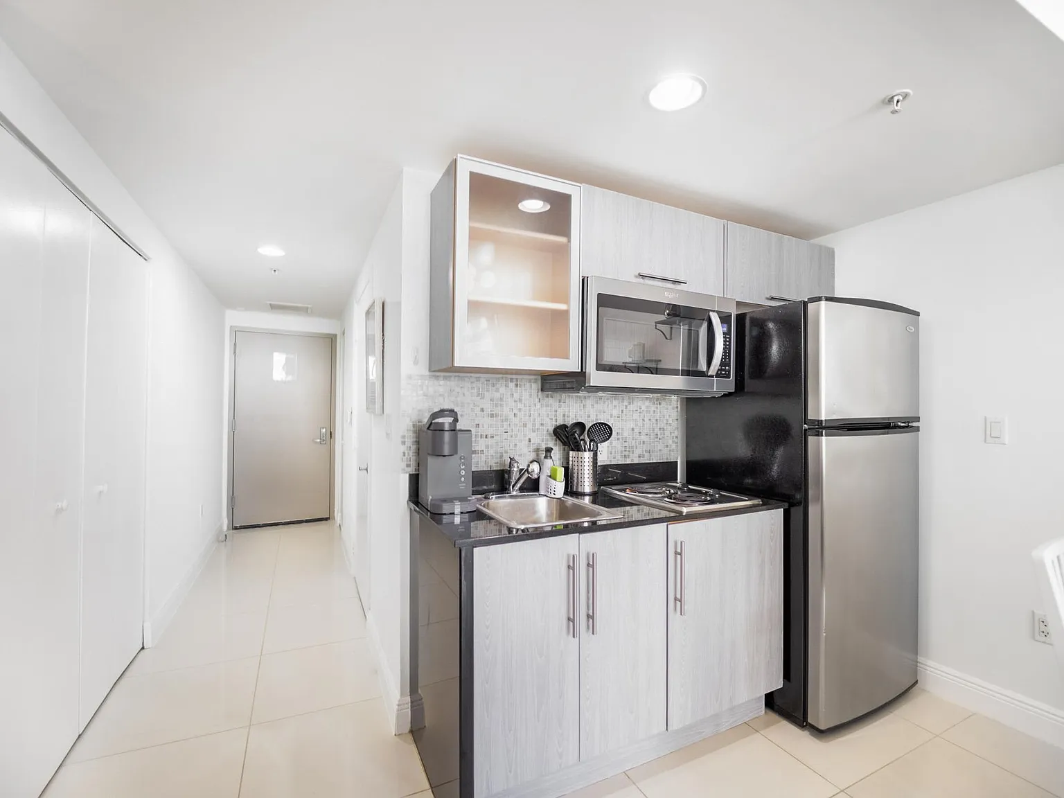 1750 N Bayshore Dr — Photo 4