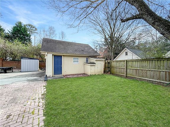 3rd image of 3145 Queens Walk NE