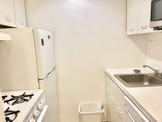 Rented by E Realty International Corp | media 20