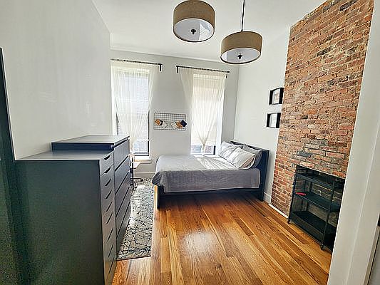 2nd image of 827 Quincy St #3A
