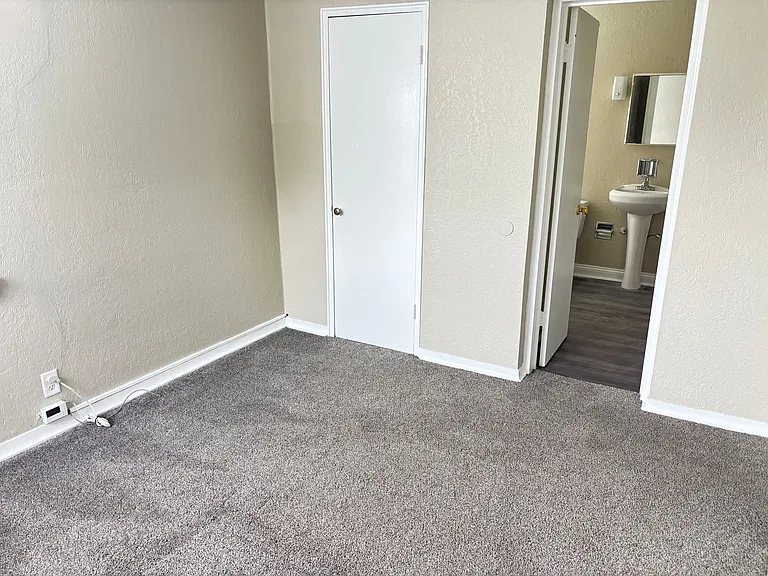 Hoagland Apartments — Photo 19