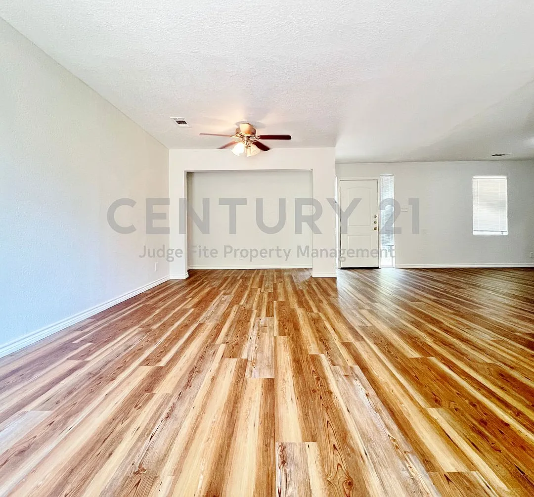Cute 3/2 in Dallas For Rent! — Photo 3