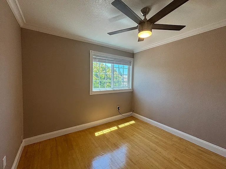 1049 Burnham Dr — Photo 15