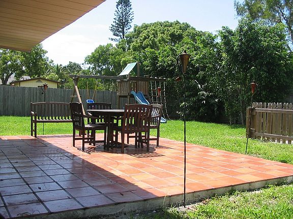 Larg Private Yard with Screened Lanai and Patio.