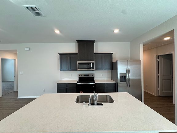 4th image of 924 Jefferson Way
