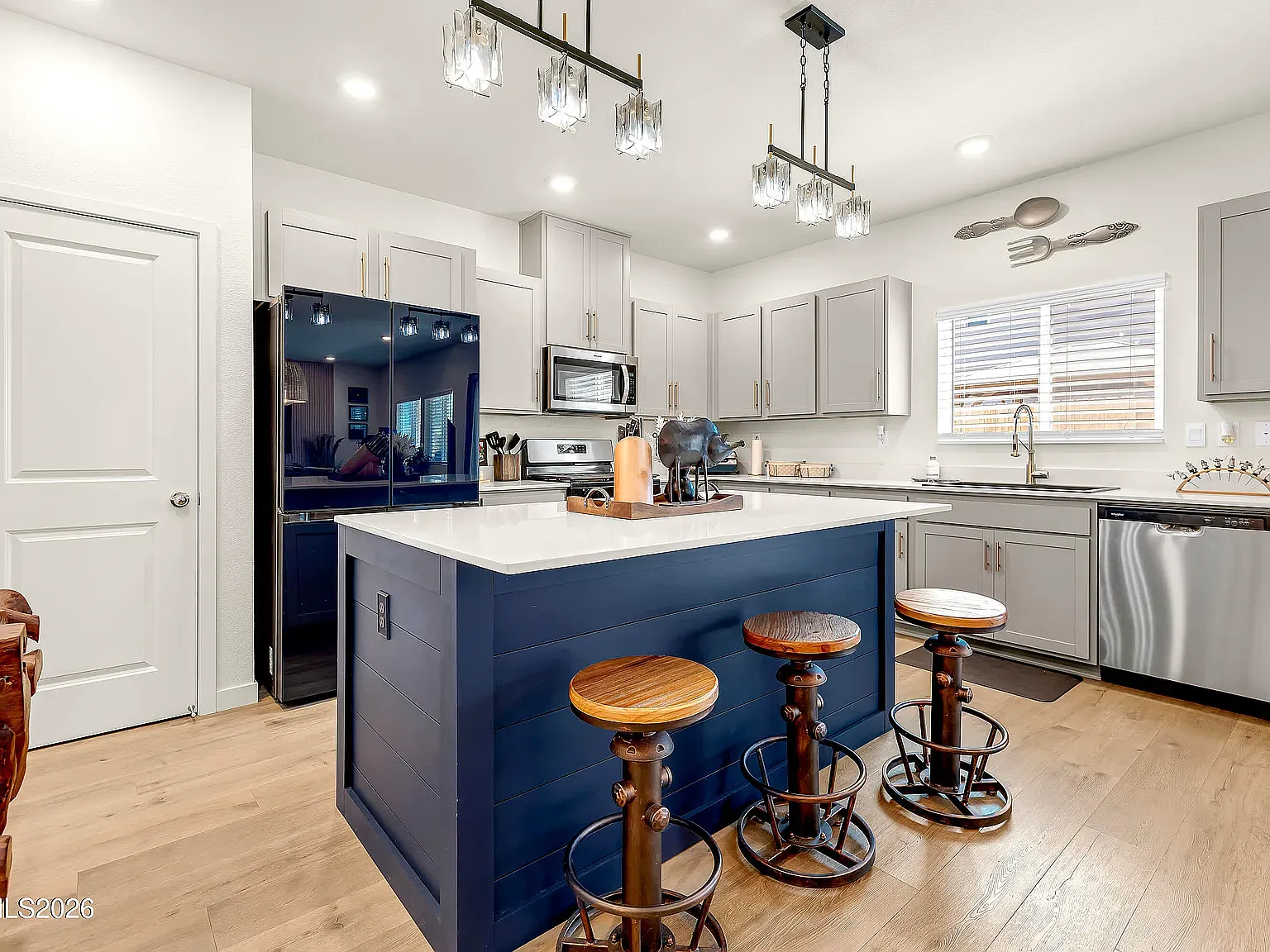 4 bed, 2151 sqft, $3,100 — Photo 4