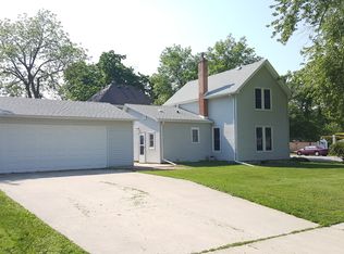 606 W 2nd St, Cedar Falls, IA 50613