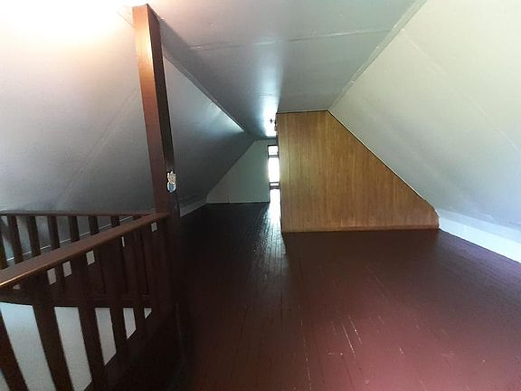 4th image of 197 Leslie St