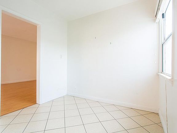 4th image of 457 N Sierra Bonita Ave