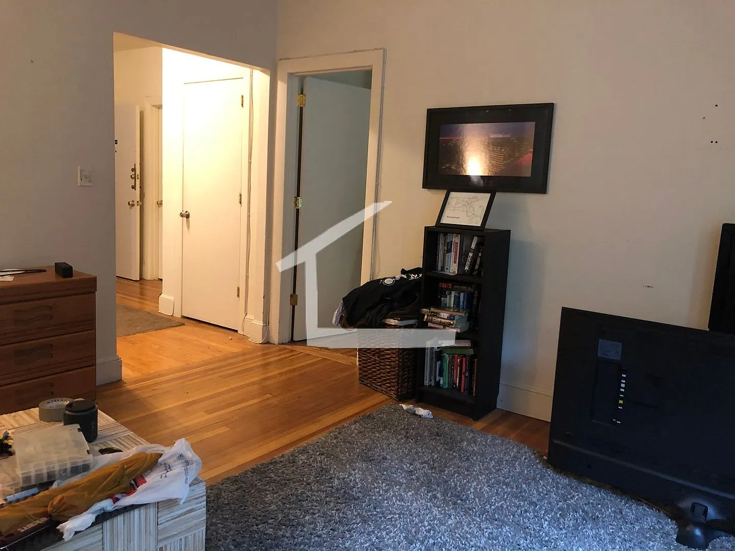 Steps from The T Stop. 2 Full Bathrooms. Elevator, Laundry on a Site, Parking for Rent — Photo 3