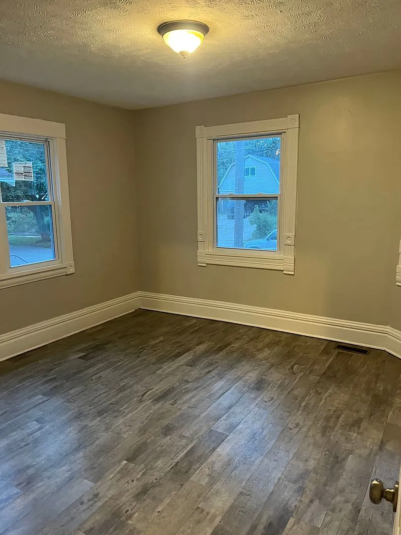 616 Pine Ave NW — Photo 2