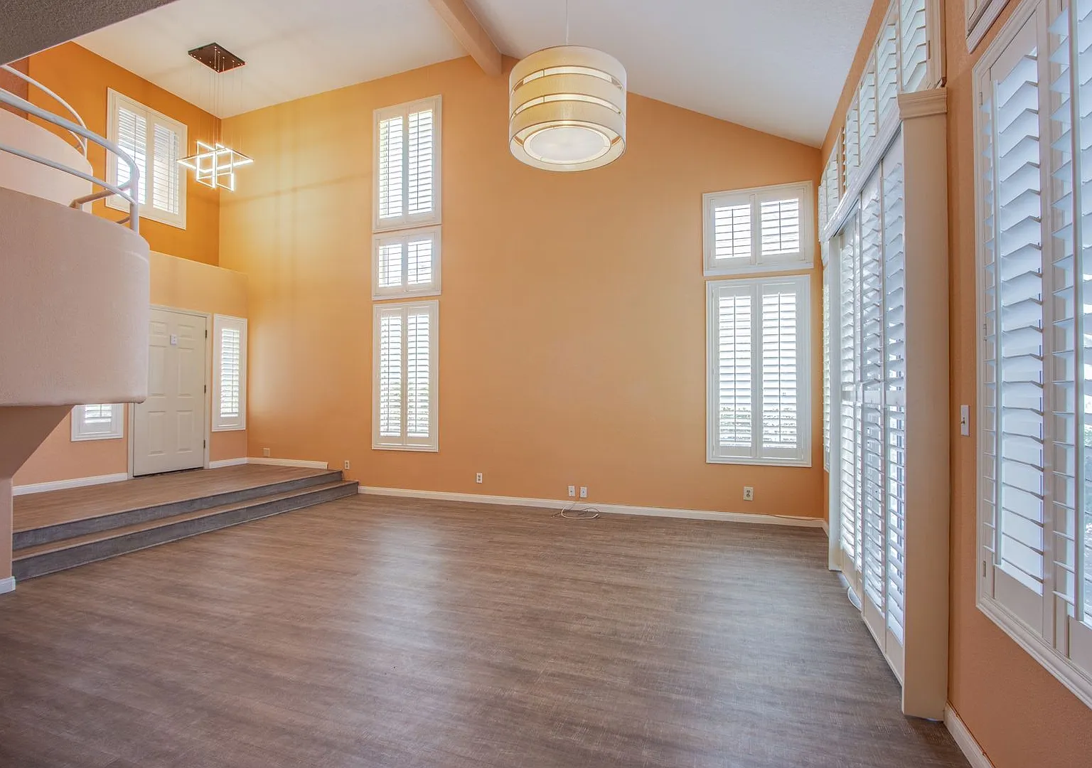 Absolutely gorgeous 2 bedroom 2 bathroom townhome w/loft in prestigious Spanish Trails community! — Photo 3