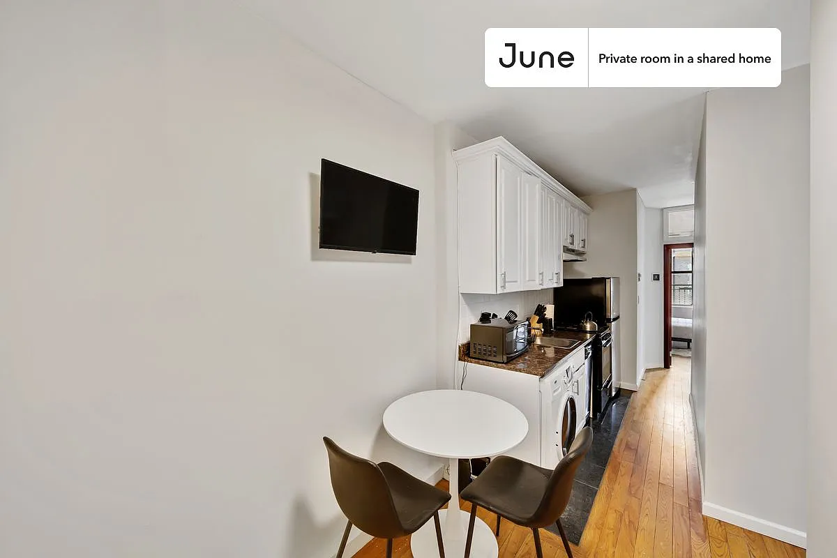 Twin bedroom in 3 bed/1 bath home in Upper West Side #790 C — Photo 2