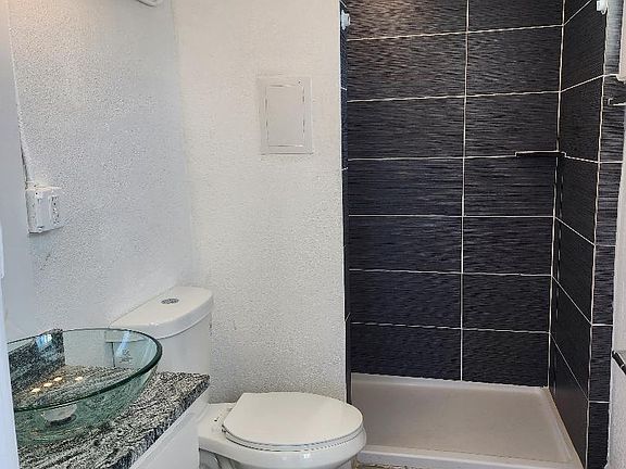 5th image of 2300 Bassett Ave #2