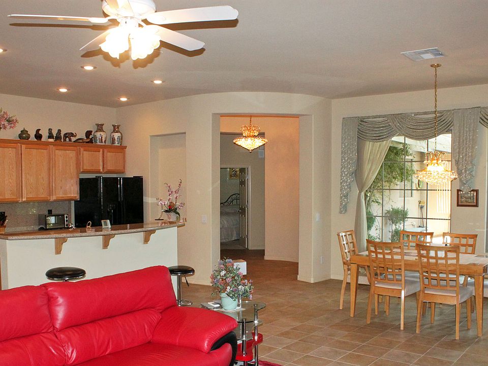 GREAT ROOM & FOYER