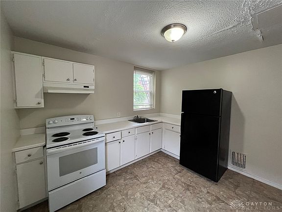 5th image of 1065 Winfield Ave