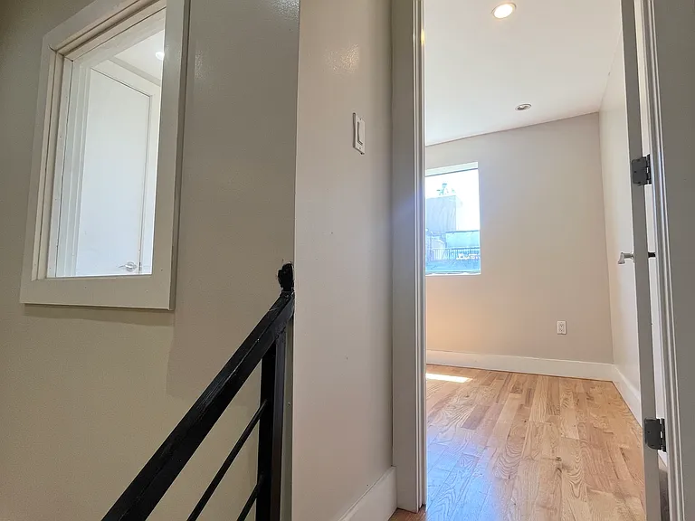 323 Melrose St #3F — Photo 7