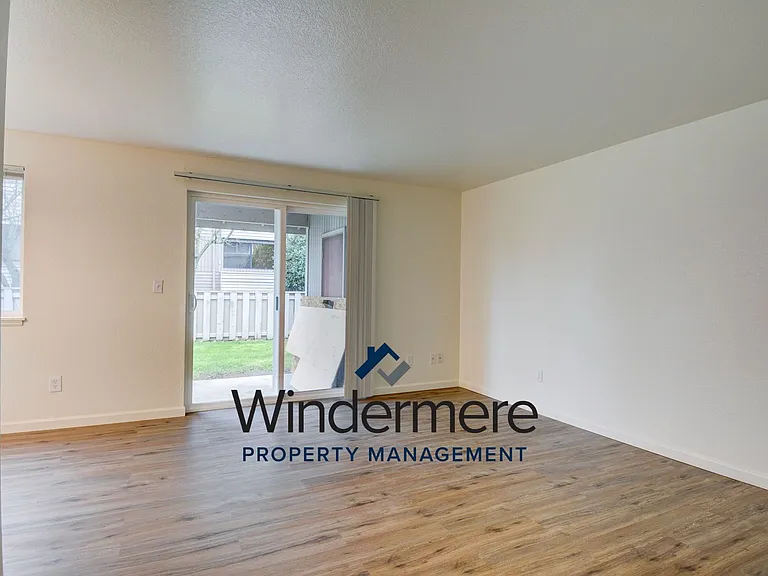 141 SW 6th Ave — Photo 6