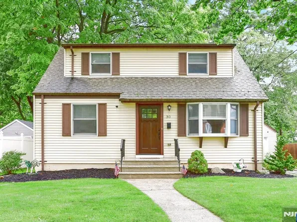30 Highwood Dr, Dumont, NJ 07628