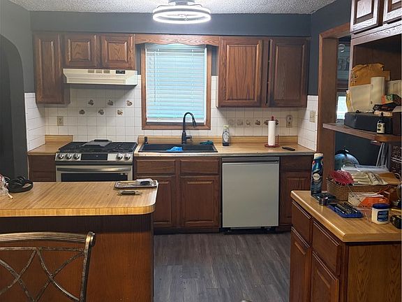 4th image of 687 Railroad Ave